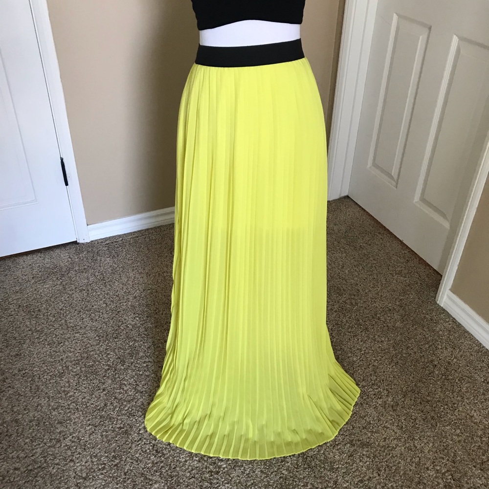 Pleaded Yellow Maxi Skirt